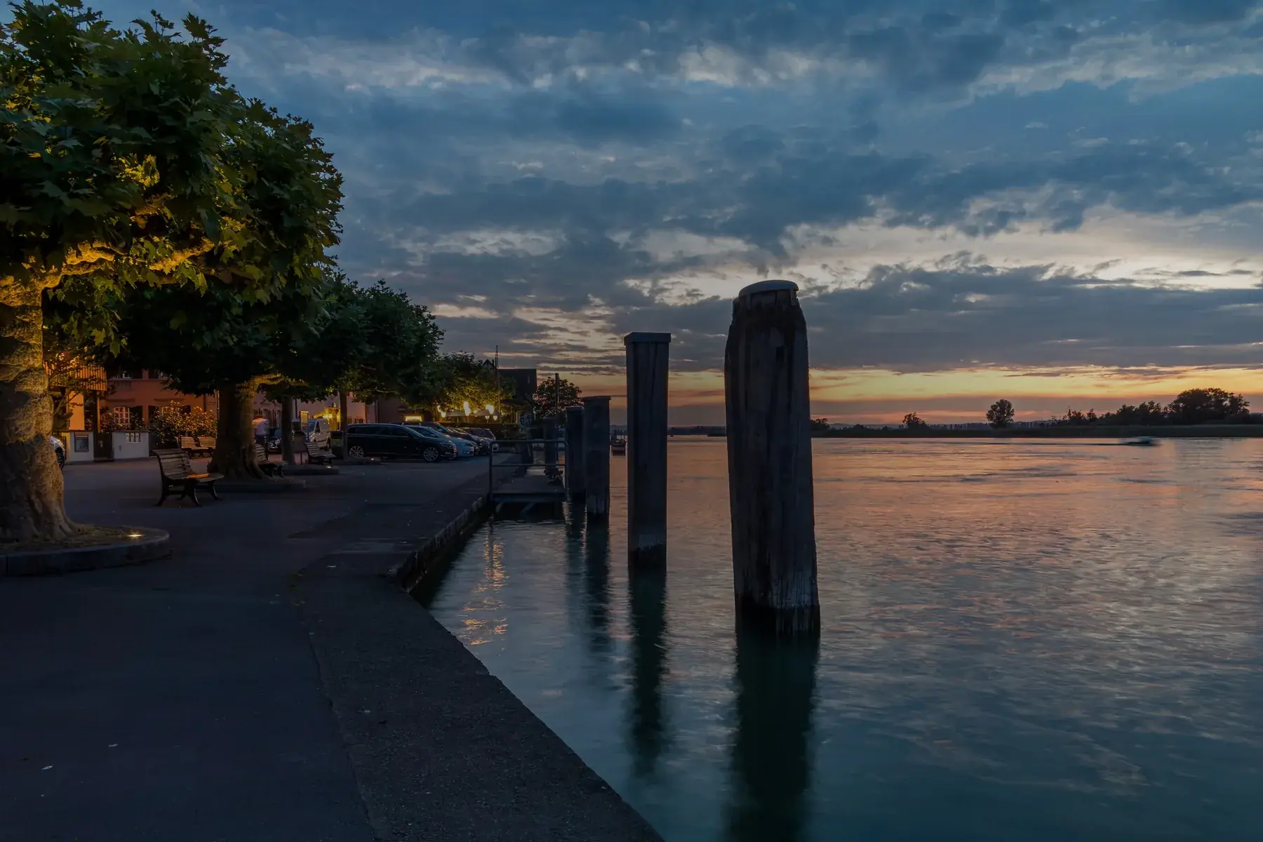 Sonnenuntergang am Seerhein in Gottlieben, Laternen und Pfähle am Ufer