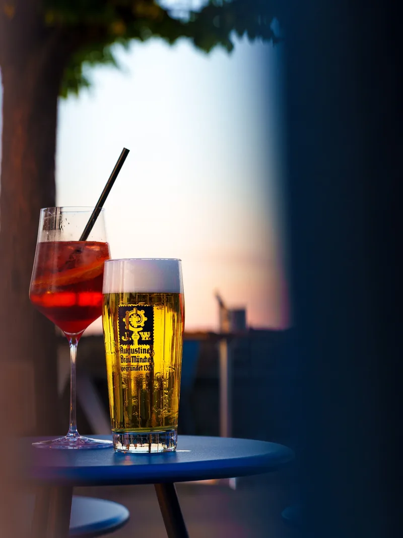 Ein Spritz und ein Bier auf einem blauen Tisch in der blauen Stunde