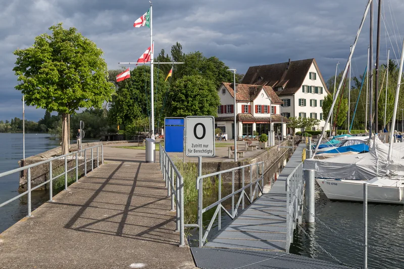 Der Bootshafen, dahinter die Wirtschaft und das Schlössli