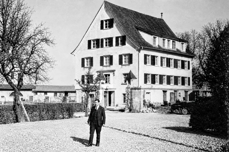 Ein Mann vor dem Schlössli