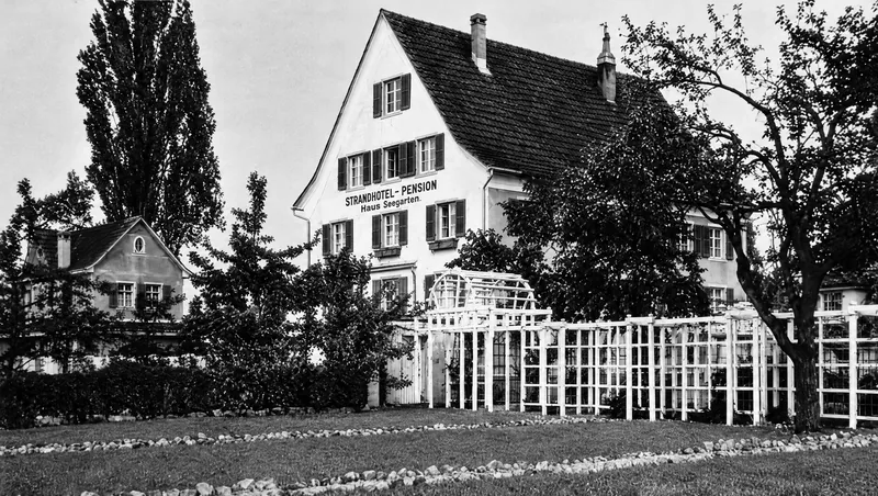 Das Strandhotel Schlössli mit dem weissen Gitterzaun