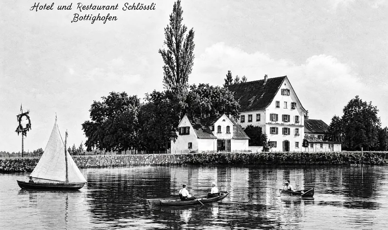 Hotel und Restaurant Schlössli vom See aus, Segelboot und Ruderboote