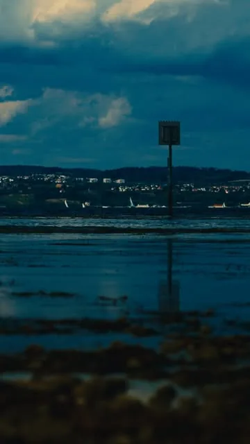 Dämmerung über dem See, am Ufer die Lichter