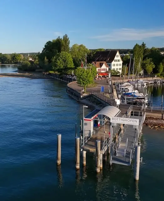 Die Wirtschaft am Hafen vom Wasser aus