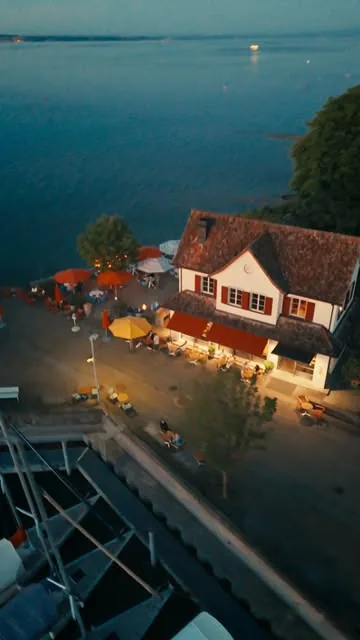 Die Terrasse am Abend von oben, davor der Hafen