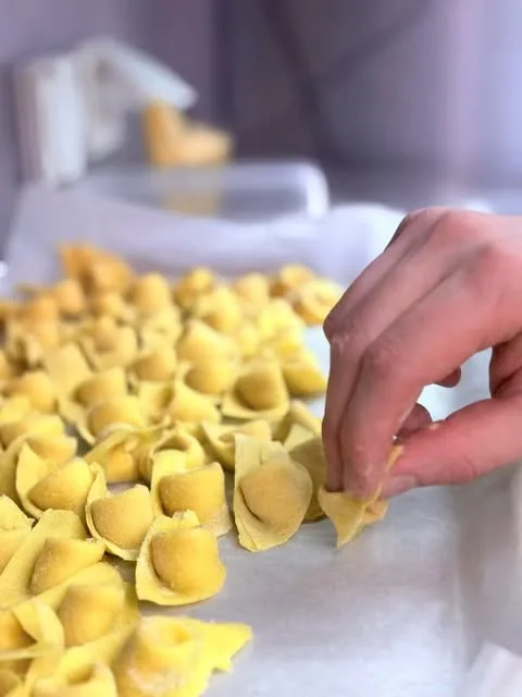 Tortelloni werden von Hand geformt