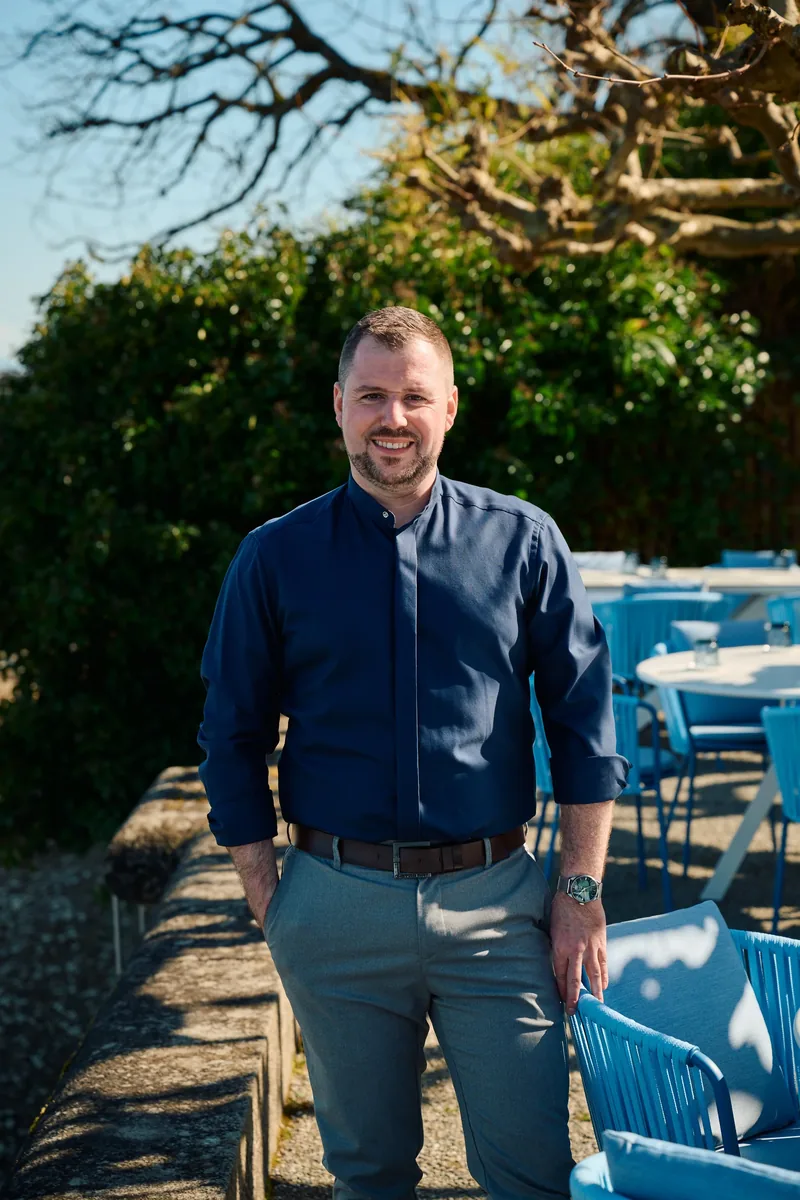 Jonas Volpert, Gastgeber und Sommelier, auf der Terrasse