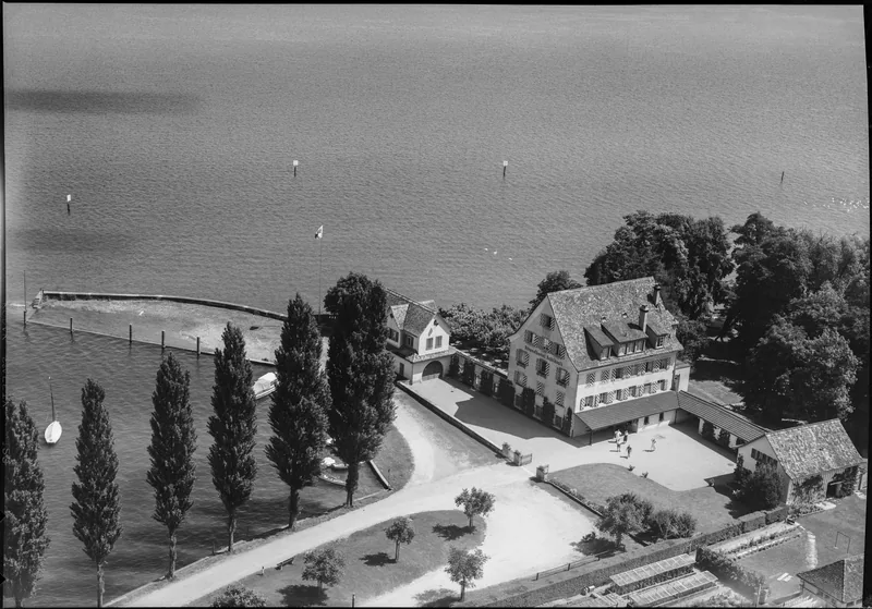 Das Strandhotel Schlössli am See aus der Luft, 1954