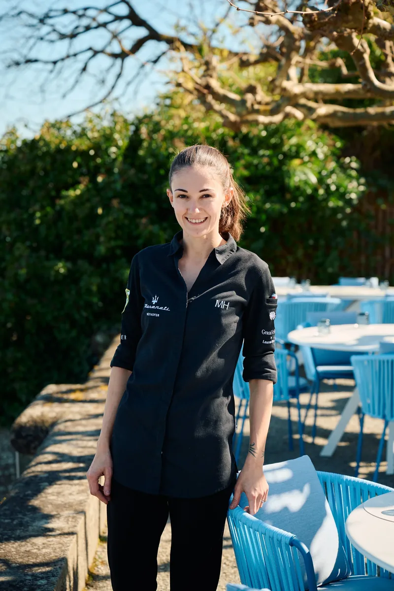 Monika Huber, Küchenchefin, auf der Terrasse