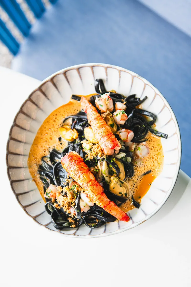 Schwarze Pasta mit Garnelen und Meeresfrüchten