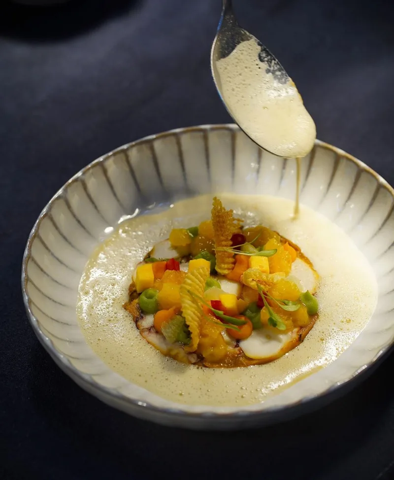 Die Sauce wird mit dem Löffel angegossen