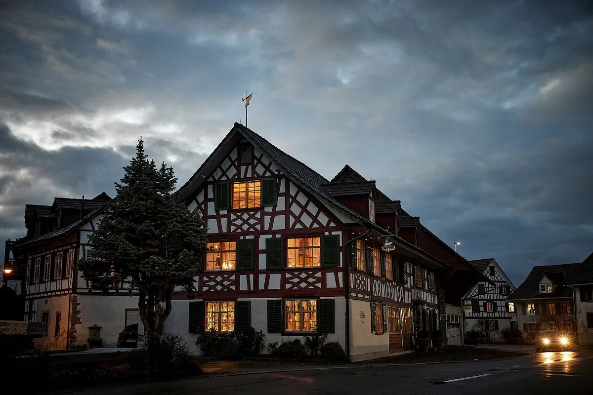 Die Taverne zum Schäfli in Wigoltingen am Abend, die Fenster erleuchtet