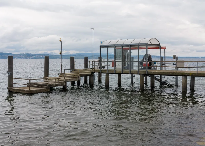 Die Schifflände und die Bootstankstelle am Hafen von Bottighofen