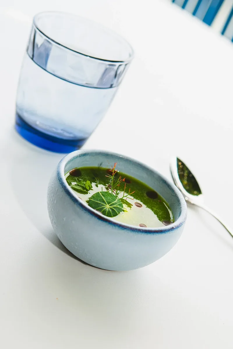 Grüne Suppe in einer blauen Schale