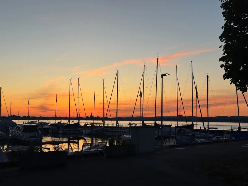Masten im Hafen vor dem Abendrot über dem See