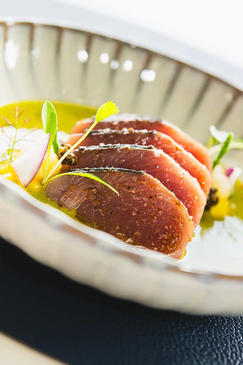 Thunfisch in Scheiben in einer gerippten Schale