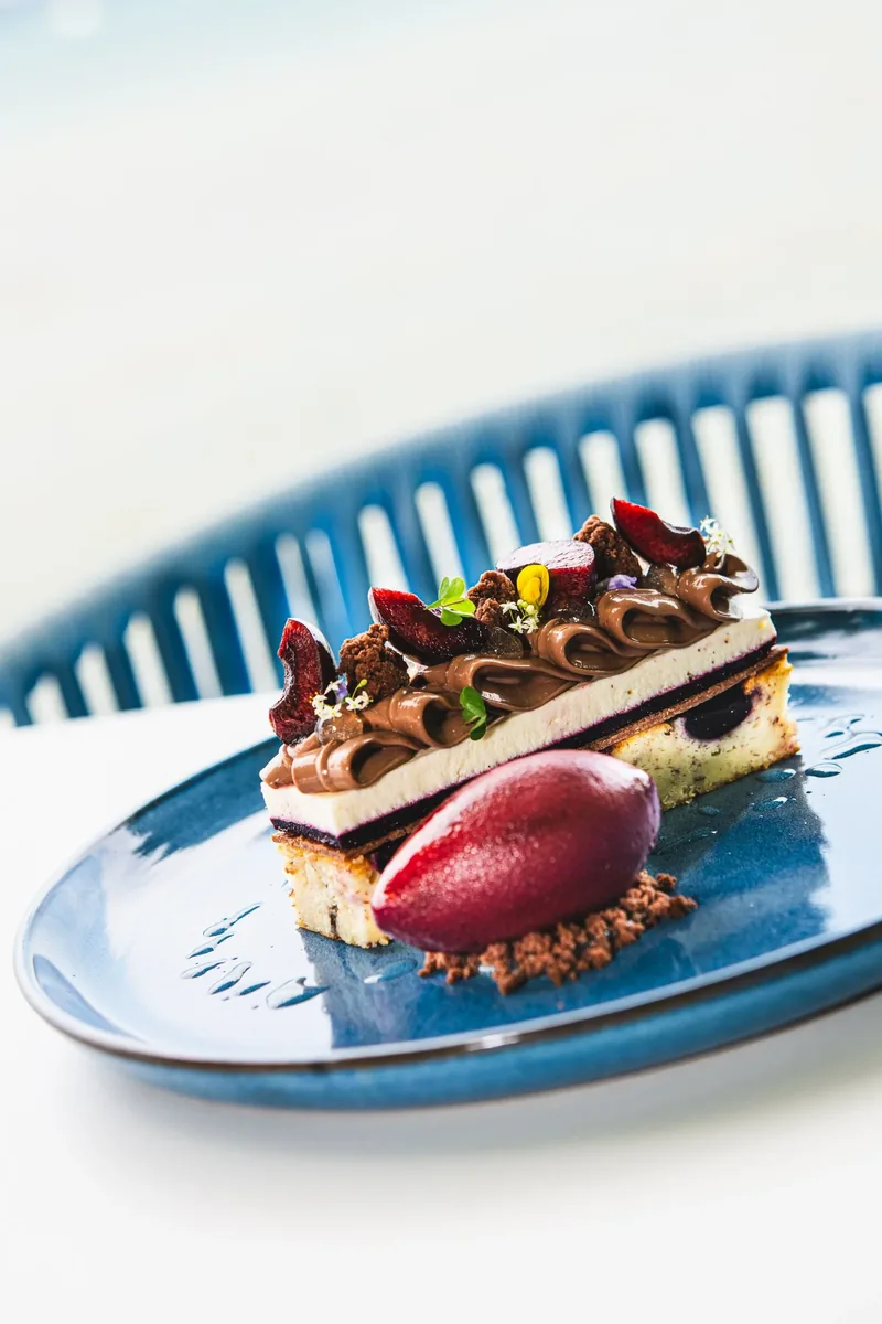 Schichttorte mit Beeren auf einem blauen Teller