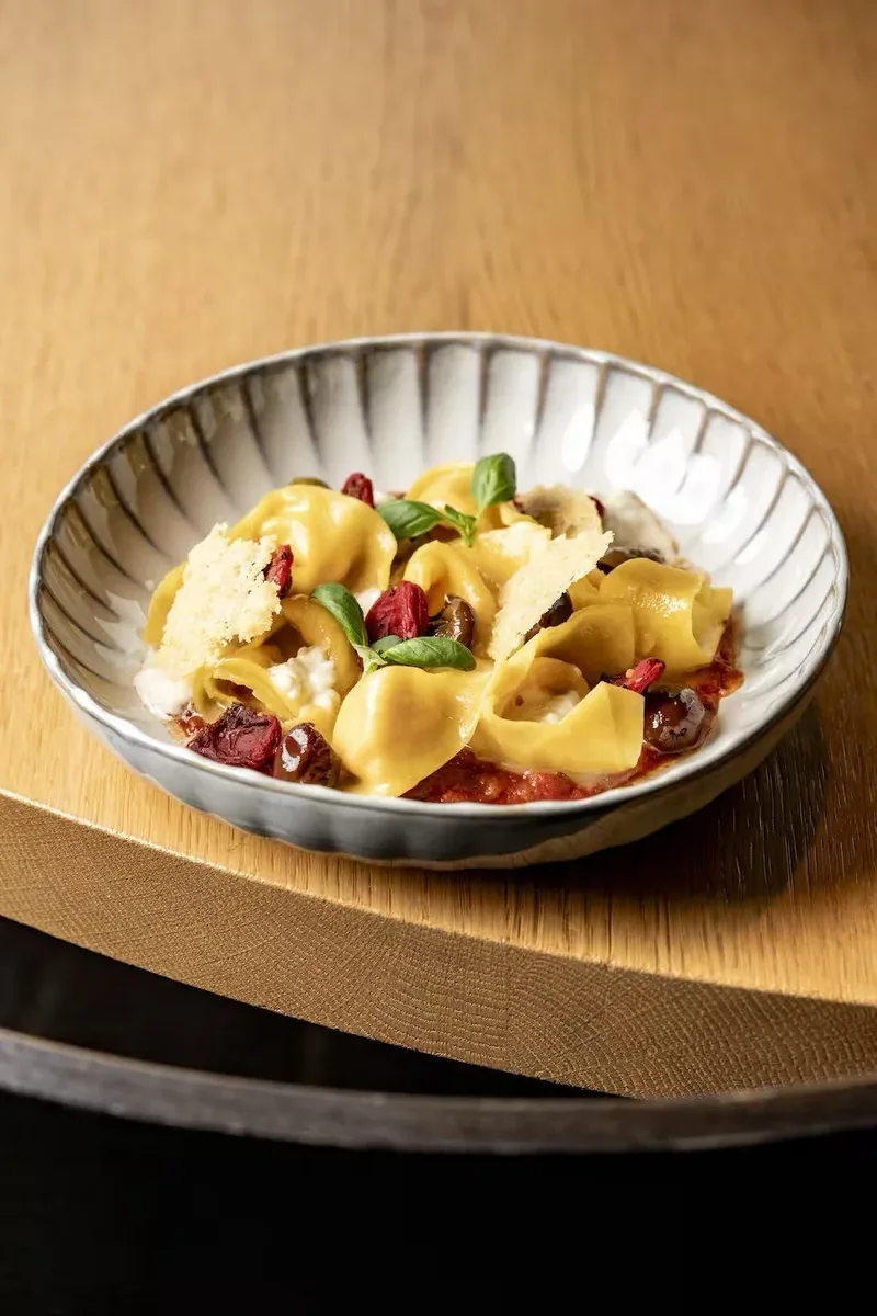 Tortelloni mit Tomate, Burrata und Taggiasca-Olive